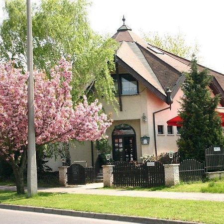 코마롬 Kocsis Panzio Es Etterem B&B 외부 사진