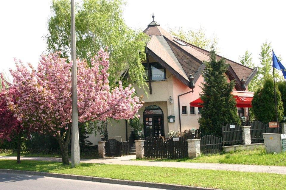 코마롬 Kocsis Panzio Es Etterem B&B 외부 사진