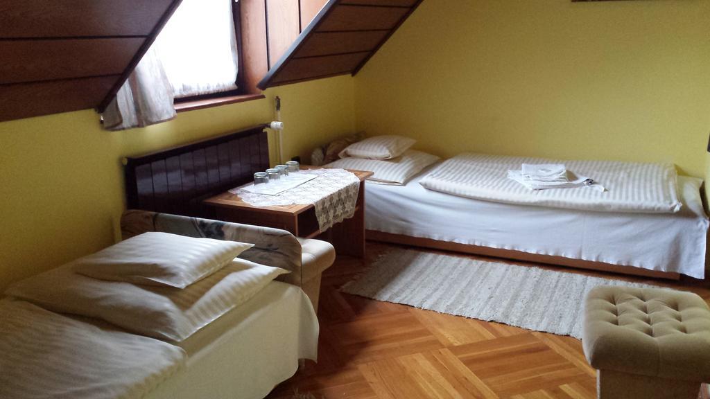 코마롬 Kocsis Panzio Es Etterem B&B 객실 사진
