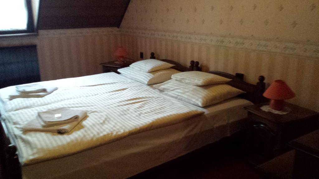 코마롬 Kocsis Panzio Es Etterem B&B 객실 사진
