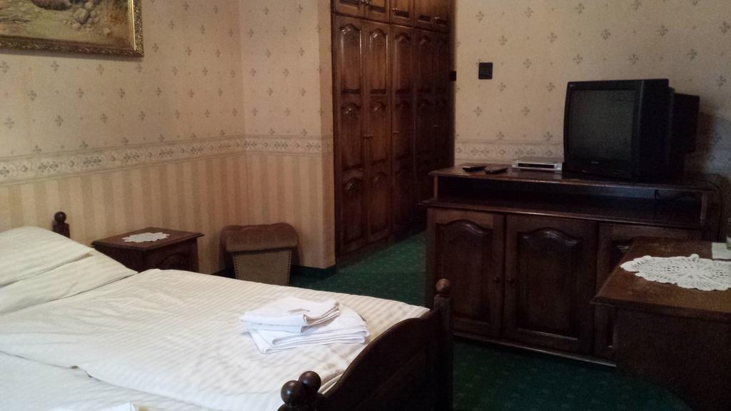 코마롬 Kocsis Panzio Es Etterem B&B 객실 사진