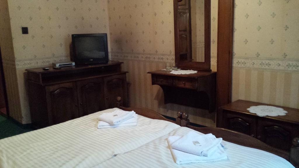 코마롬 Kocsis Panzio Es Etterem B&B 객실 사진