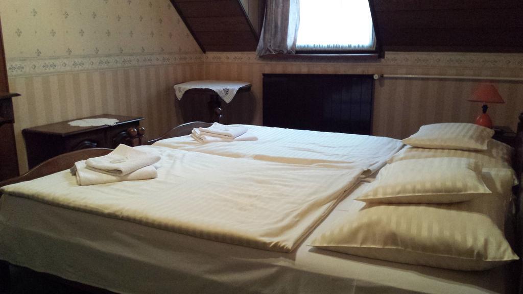 코마롬 Kocsis Panzio Es Etterem B&B 객실 사진